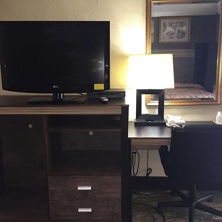 Track & Turf Motel Mount Laurel Bagian luar foto