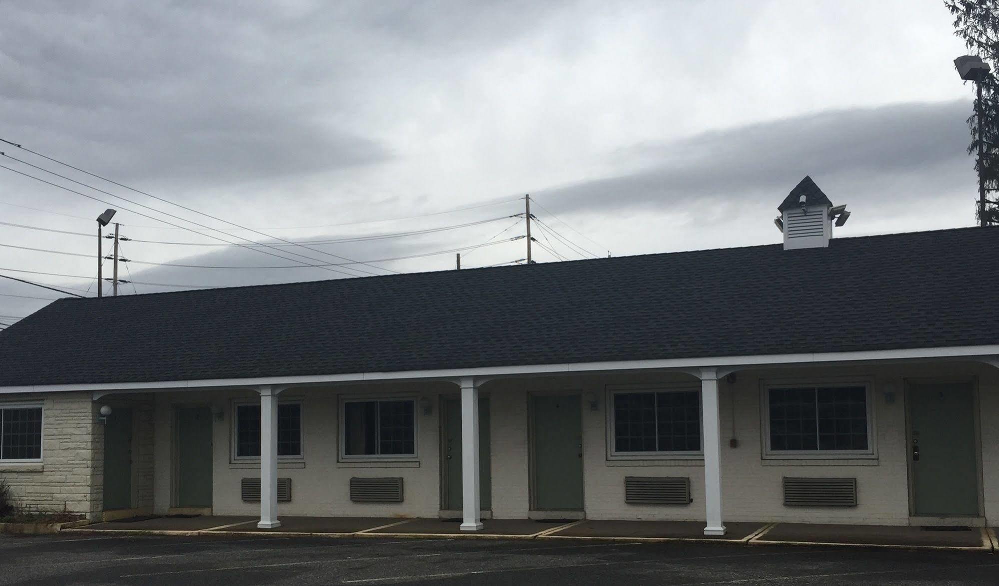 Track & Turf Motel Mount Laurel Bagian luar foto