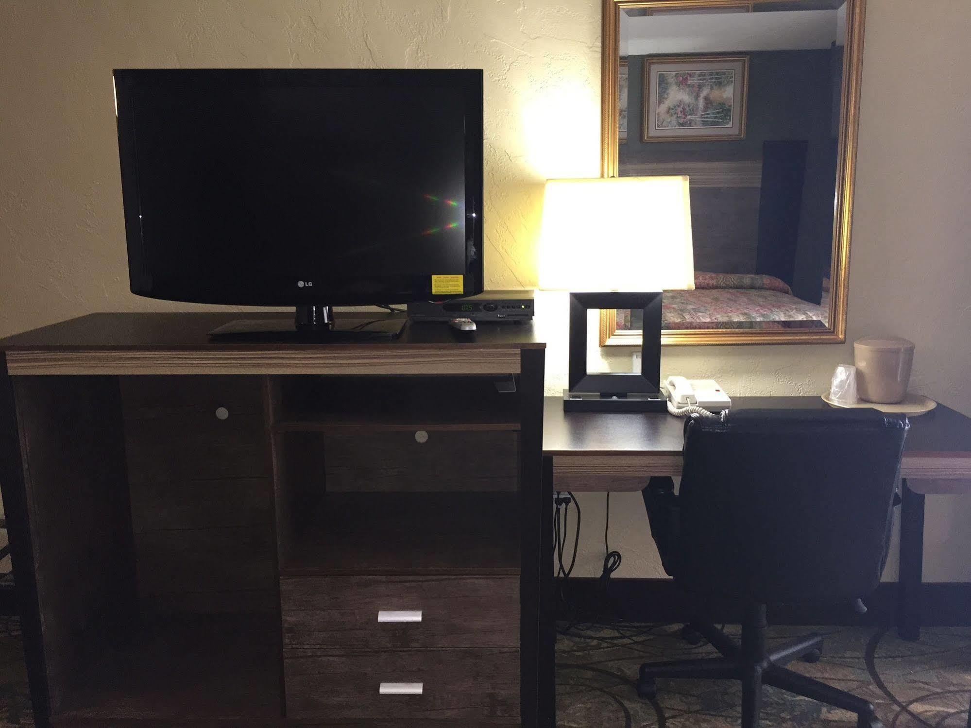 Track & Turf Motel Mount Laurel Bagian luar foto