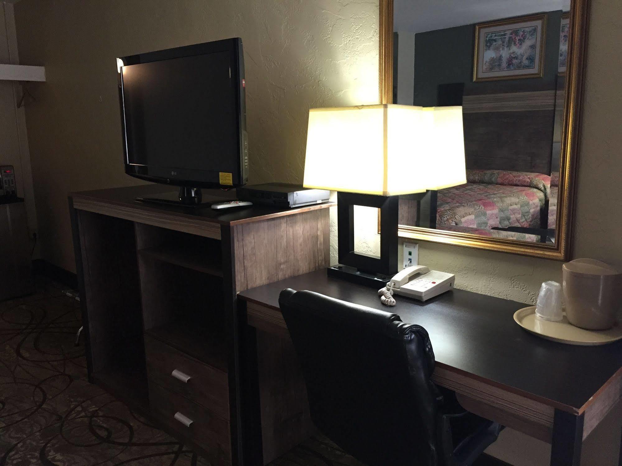 Track & Turf Motel Mount Laurel Bagian luar foto