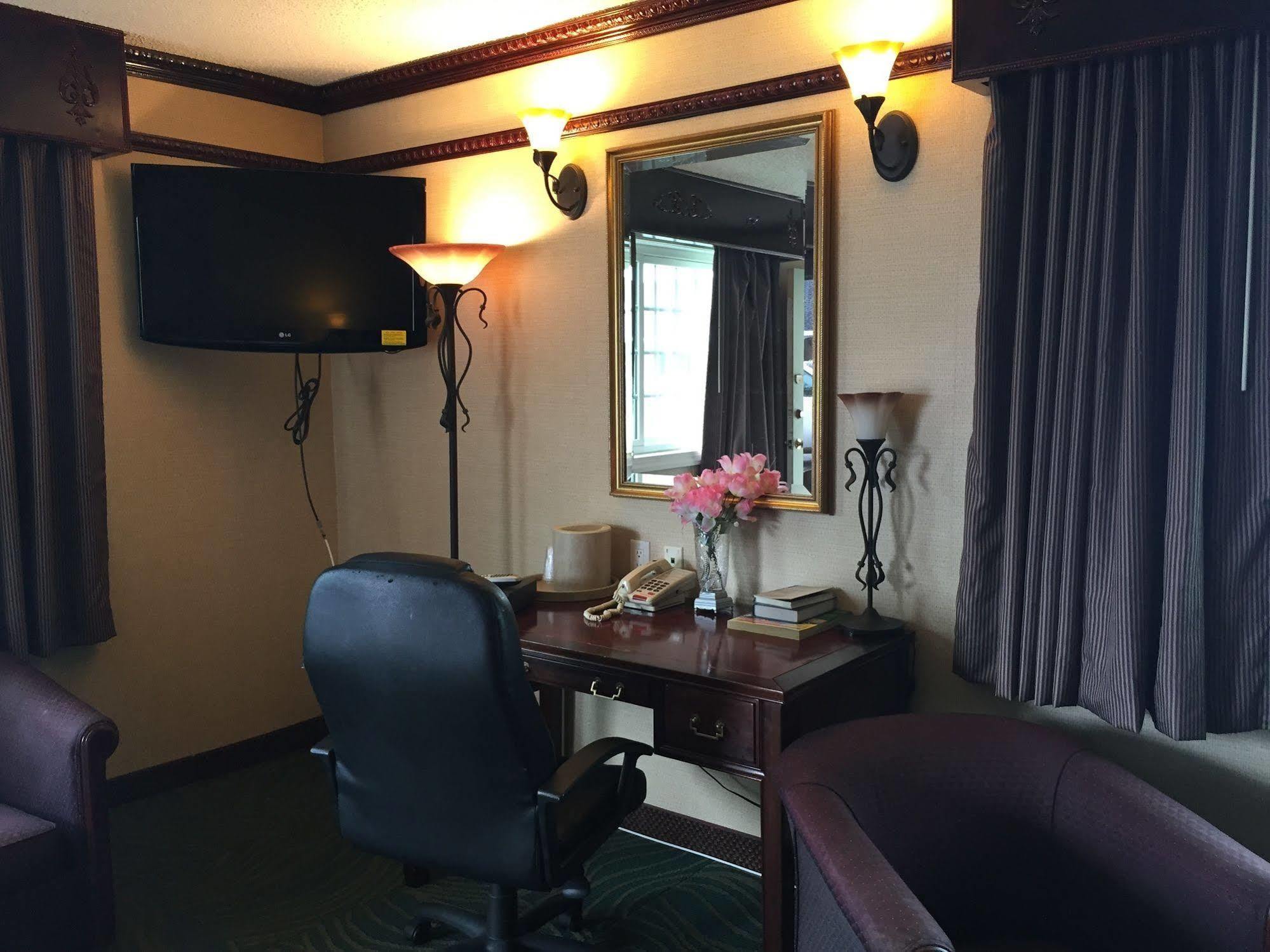 Track & Turf Motel Mount Laurel Bagian luar foto
