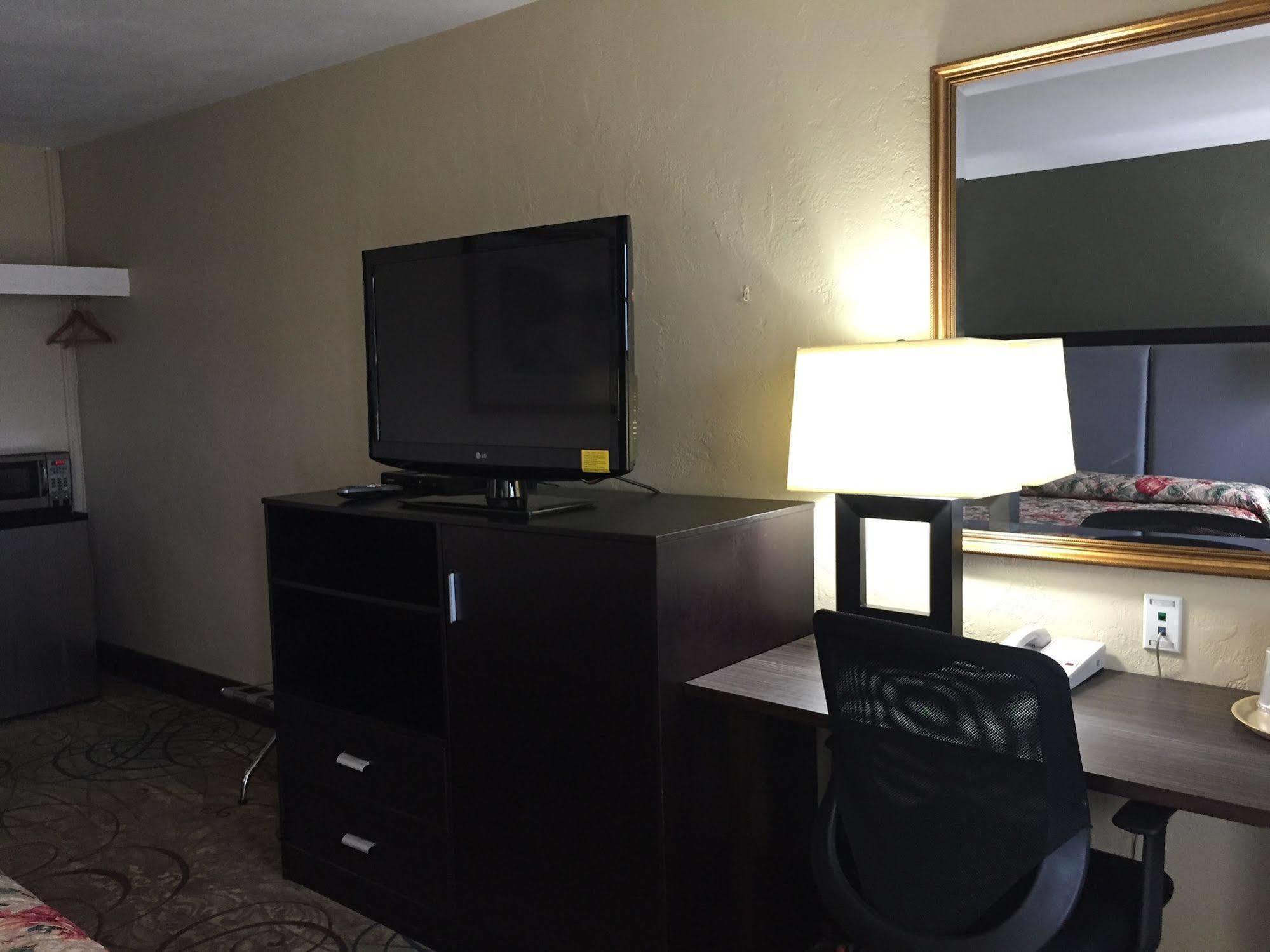 Track & Turf Motel Mount Laurel Bagian luar foto