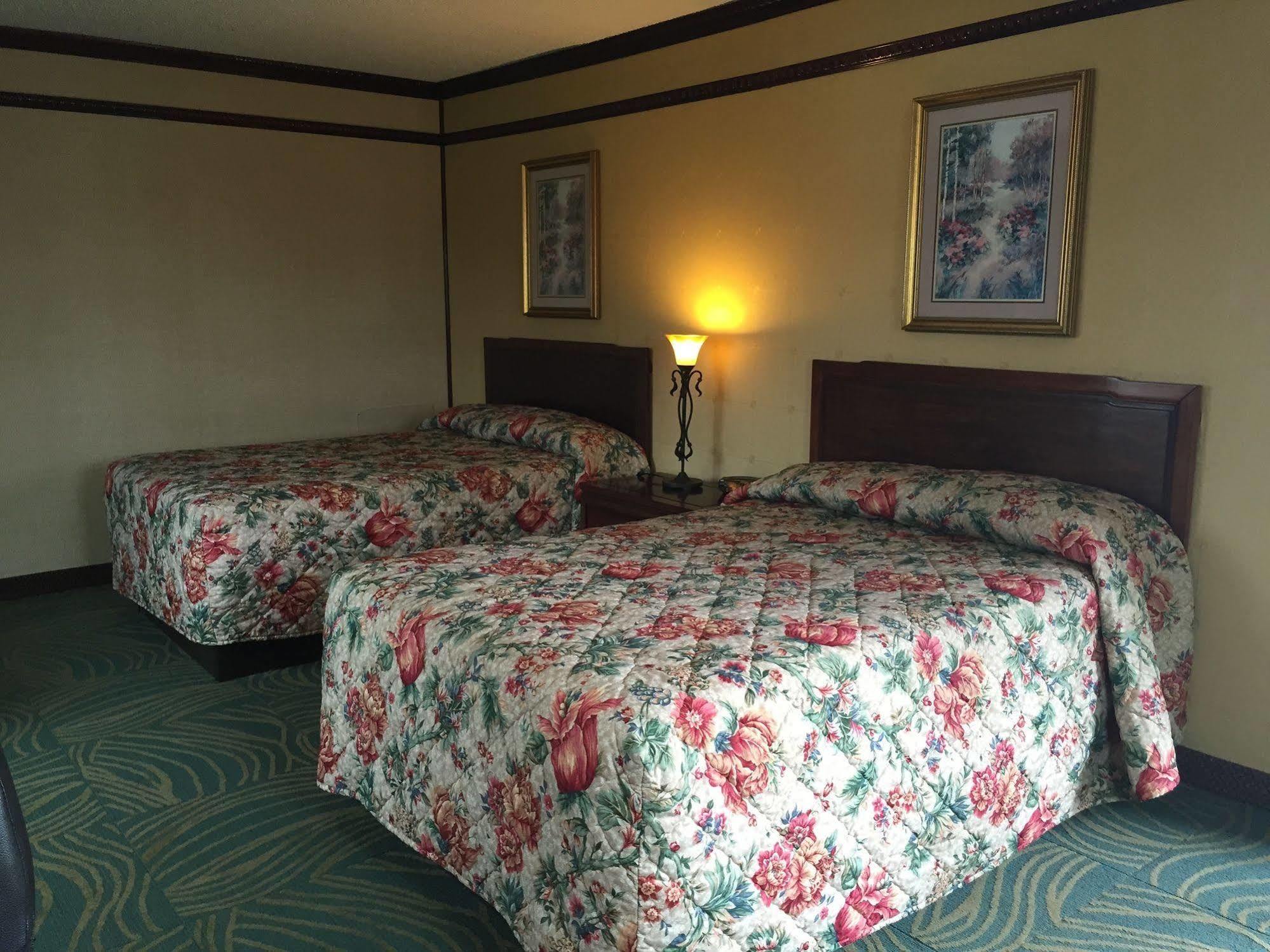 Track & Turf Motel Mount Laurel Bagian luar foto