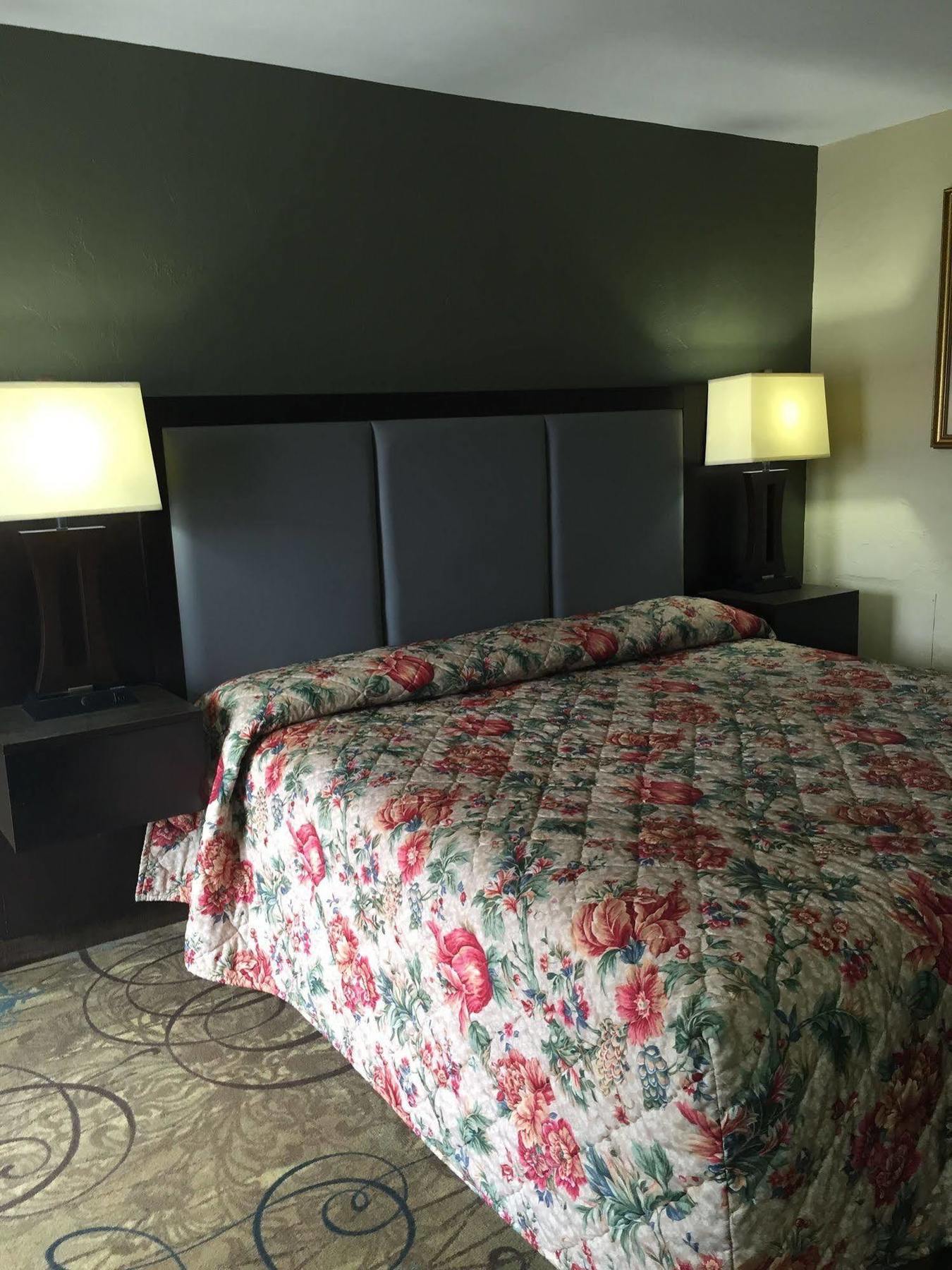 Track & Turf Motel Mount Laurel Bagian luar foto