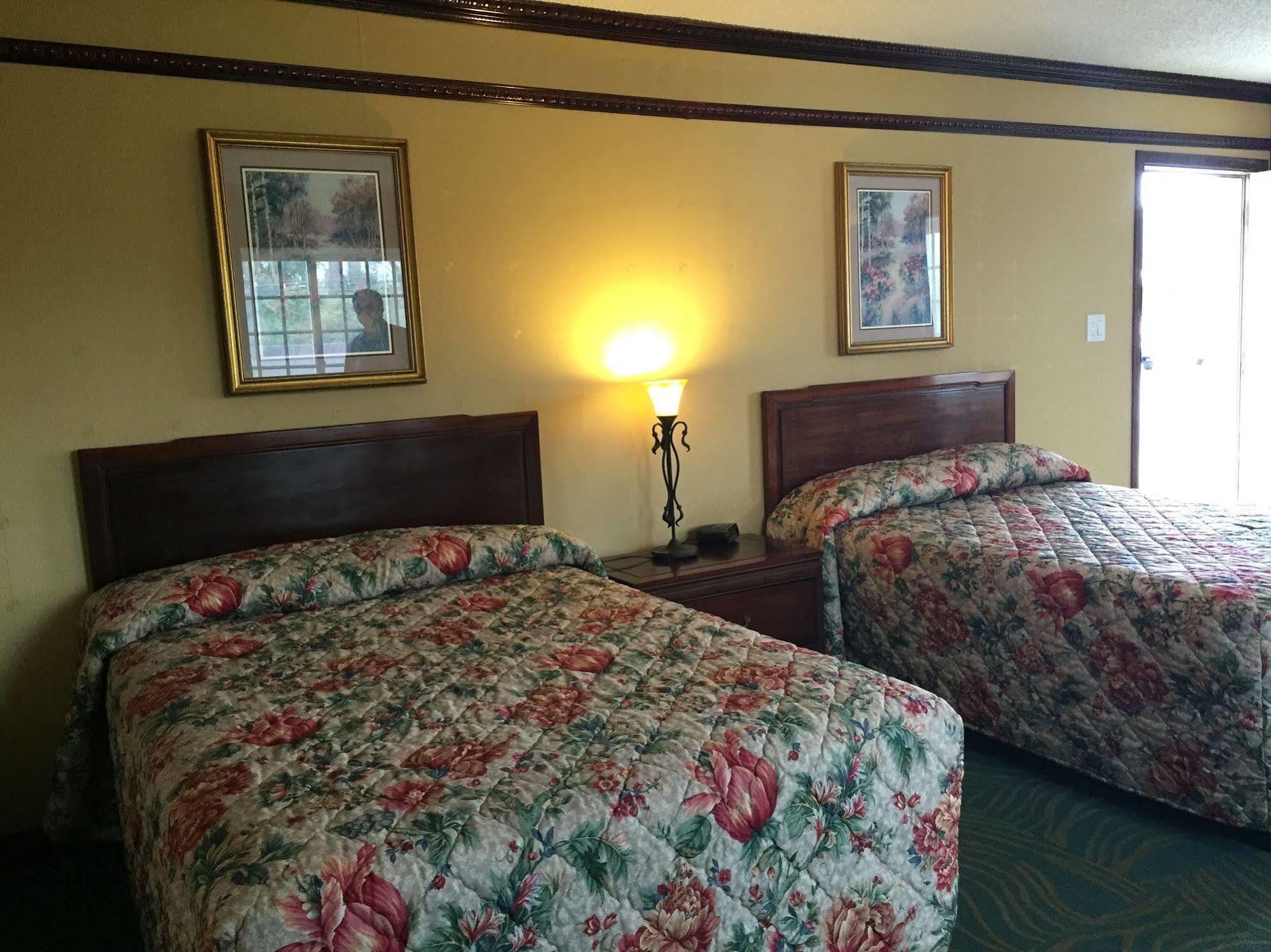 Track & Turf Motel Mount Laurel Bagian luar foto