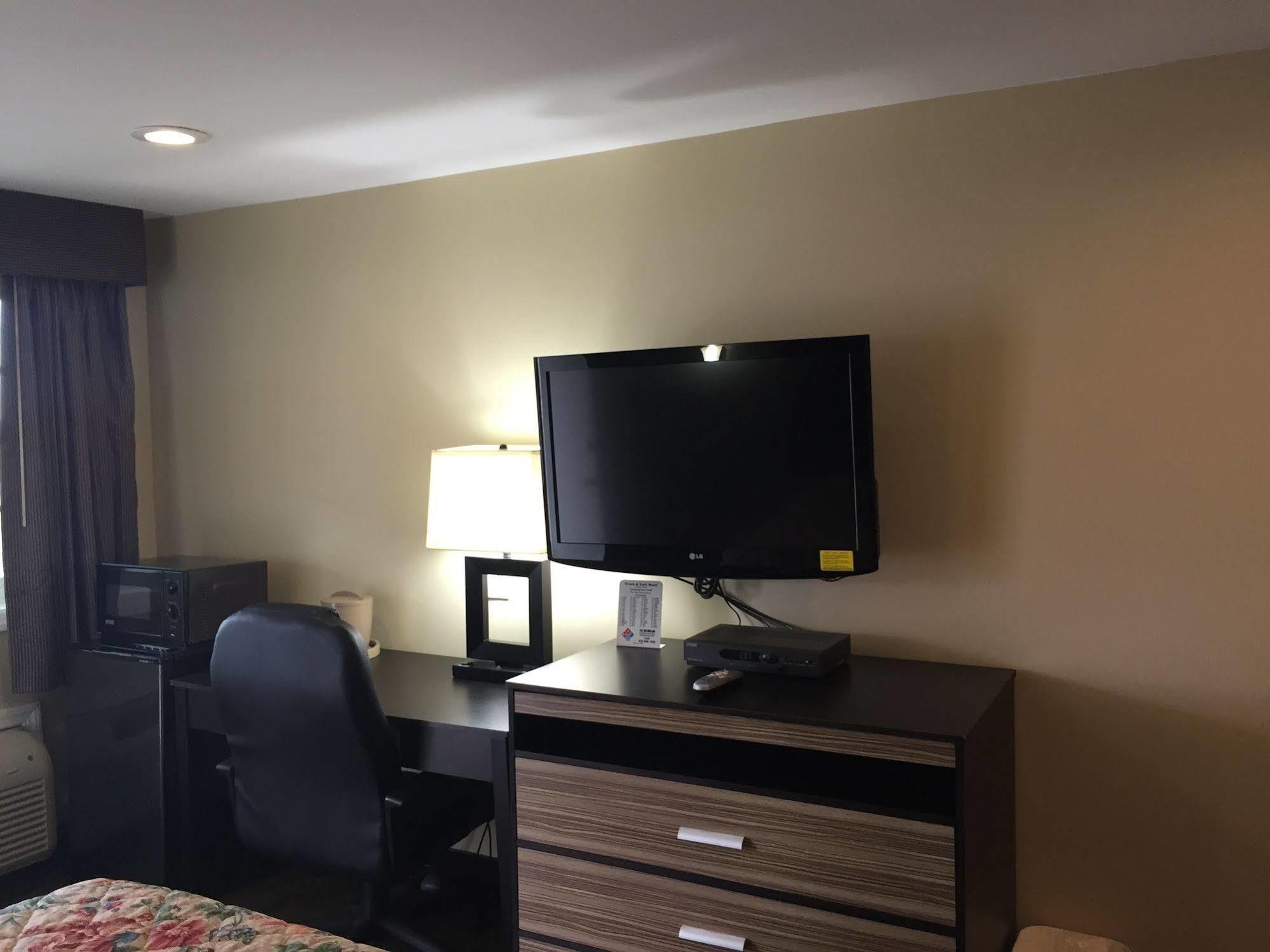 Track & Turf Motel Mount Laurel Bagian luar foto