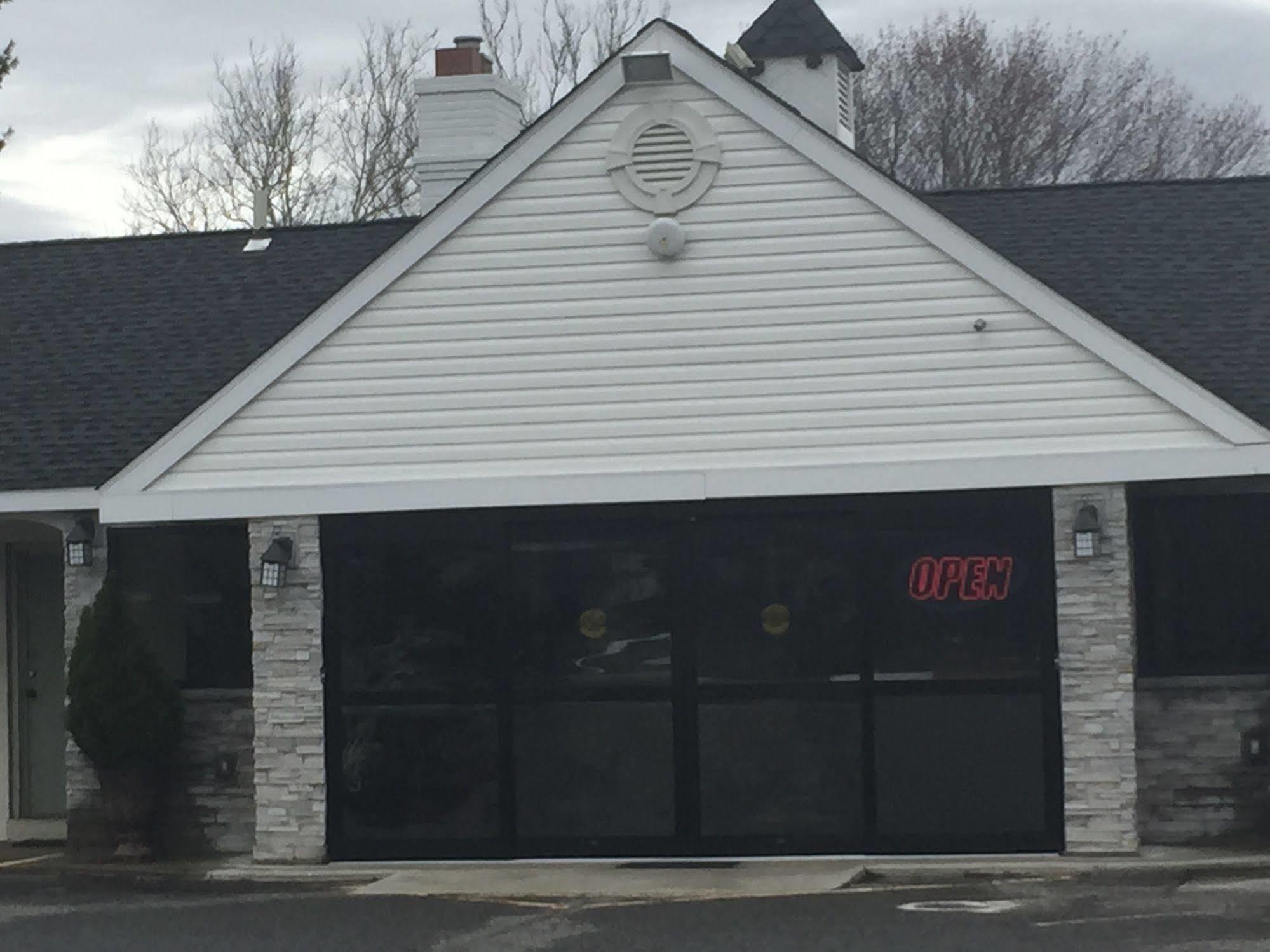 Track & Turf Motel Mount Laurel Bagian luar foto